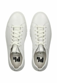 Witte sneakers met een gladleren bovenkant, geperforeerde zijkanten, platte veters en een gewatteerde binnenzool met een logo.
