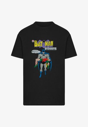 Schwarzes T-Shirt mit einem Comic-Style-Graphic von Batman, der Robin trägt, in lebendigen Farben und fettem Text. Markanter Comic-Kunststil.