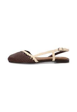 Sandalia plana de tejido marrón y beige con tiras traseras, punta puntiaguda y hebilla ajustable sobre fondo blanco.
