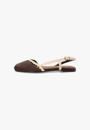 Sandalia plana de tejido marrón y beige con tiras traseras, punta puntiaguda y hebilla ajustable sobre fondo blanco.