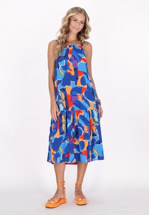 Blaues, ärmelloses Kleid mit einem bunten abstrakten Muster in Orange, Lila und Türkis; gestuftes Design, leichtes Material, elastischer Ausschnitt.