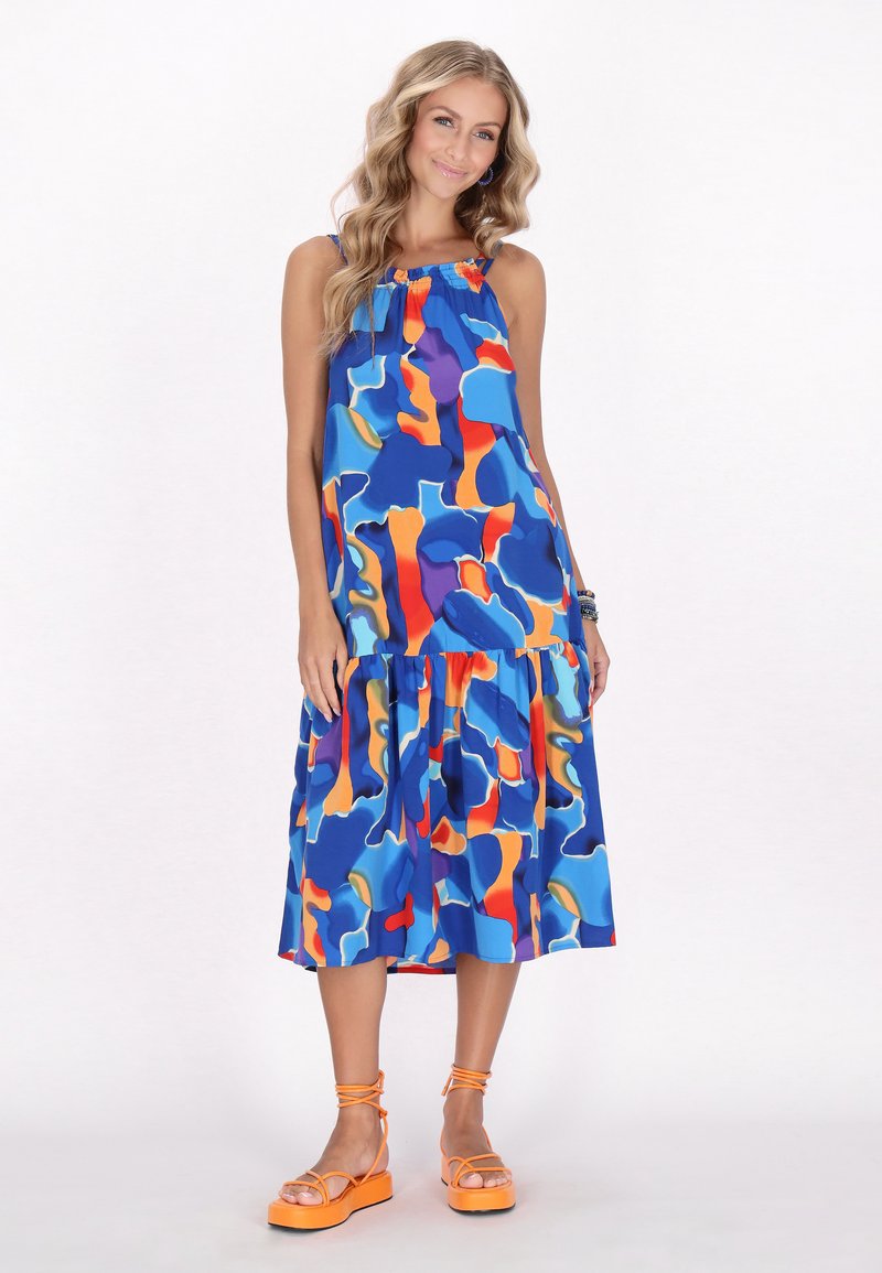 Blaues, ärmelloses Kleid mit einem bunten abstrakten Muster in Orange, Lila und Türkis; gestuftes Design, leichtes Material, elastischer Ausschnitt.