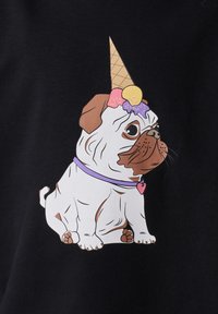 Grafica di un bulldog francese seduto con un cappello a cono e gelato, contornato in nero, con una combinazione di colori marrone e bianco, su uno sfondo nero.