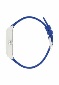 Modra silikonska ura s belo pravokotno številčnico, srebrno opremo in okroglo krono. Ima minimalističen dizajn in gladko teksturo.