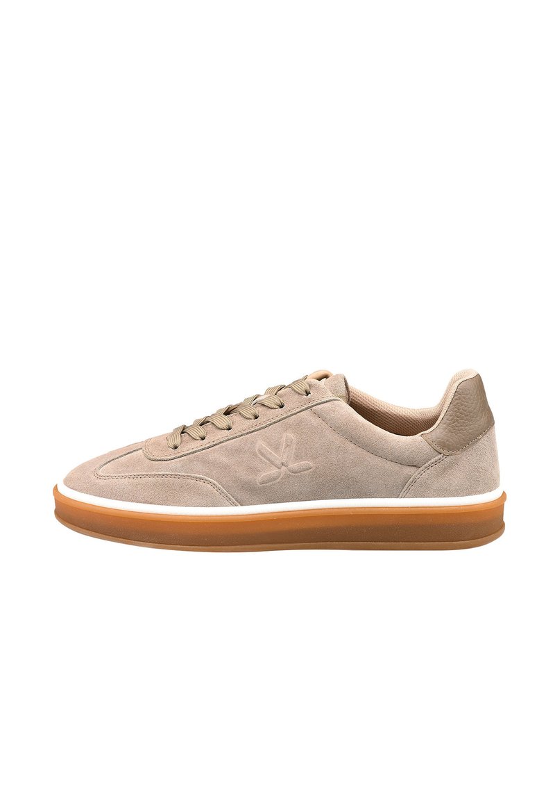 Sneaker beige in suede con una texture liscia, punta rotonda, suola intermedia bianca e suola in gomma. Presenta chiusura con lacci e dettaglio del logo impresso.