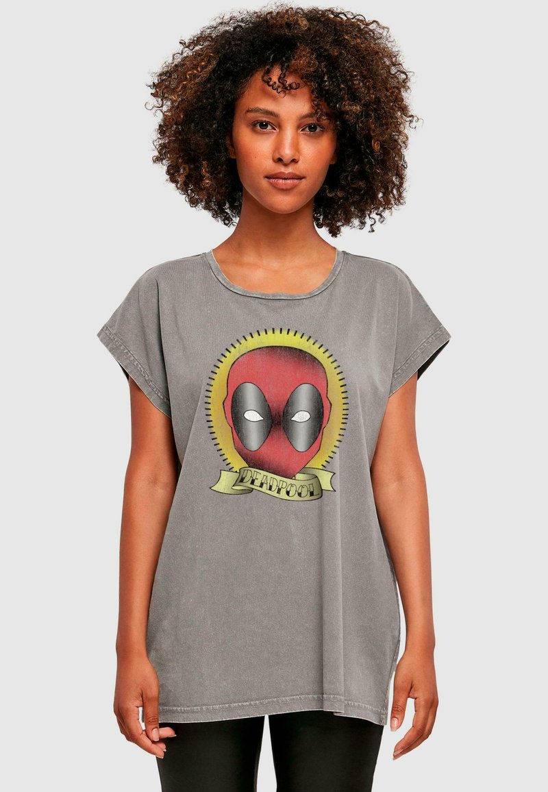 Hall ja oversized T-särk ringja kaelusega, mille esiosas on värviline graafika Deadpooli maskist ja sõna "DEADPOOL".