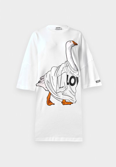 T-shirt blanc oversize ornée d'une illustration d'oie portant un maillot blanc avec "LO" imprimé. Manches courtes et texture en coton doux.