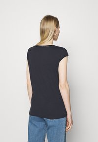 Marineblaue Kurzarm-T-Shirt mit Rundhalsausschnitt und glatter Textur. Mit einem dezenten Glanz entlang des Ausschnitts.