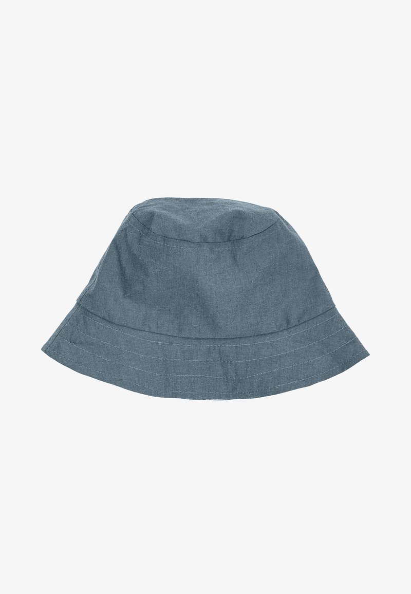 Chapeau bob en denim bleu avec large bord cousu et design simple, épuré sur fond blanc.