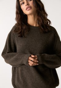 PULL&BEAR OVERSIZE - Pullover - dark brown