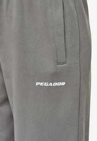 Pegador VILLA - Treniņtērpa apakšdaļas - washed deep grey,white gum