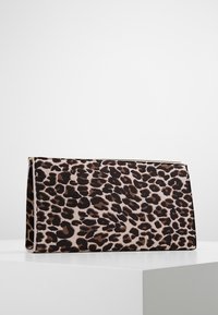 Listová kabelka se vzorem leopardí kůže a měkkou texturou tkaniny. Má obdélníkový tvar a zlaté kovové detaily podél horního okraje.