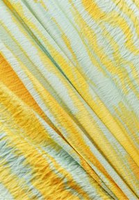 Tissu léger présentant un mélange de tons aqua doux et jaune vif avec un motif texturé ondulé. Plusieurs couches pliées visibles.