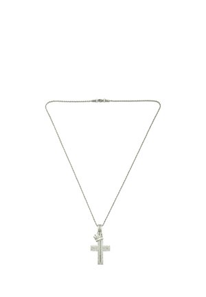 Collana con catena in argento con un ciondolo a croce decorato con piccoli pietre preziose e un piccolo dettaglio a forma di corona sopra la croce.