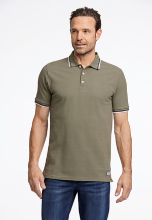 Oliven grøn polo-shirt med en tre-knaps placket og stribede kraver. Korte ærmer med matchende stribede detaljer. Båret med blå denim jeans.