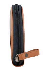 Braune Leder- und dunkelfarbige Stoffbörse mit seitlichem Reißverschluss, Handgelenkschlaufe und strukturierten Oberflächen. Kompakte rechteckige Form.