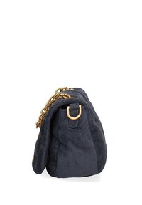 Sac à main en daim bleu foncé avec une surface texturée, doté d'une bandoulière en chaîne dorée et d'un matériel circulaire, fermeture à rabat et détails cousus.