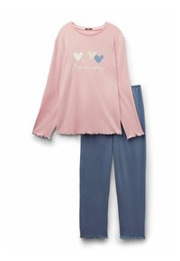 Top de manga larga rosa claro con un gráfico de tres corazones y el texto "Elige la felicidad," combinado con pantalones azul suave, ambos con dobladillos deshilachados.