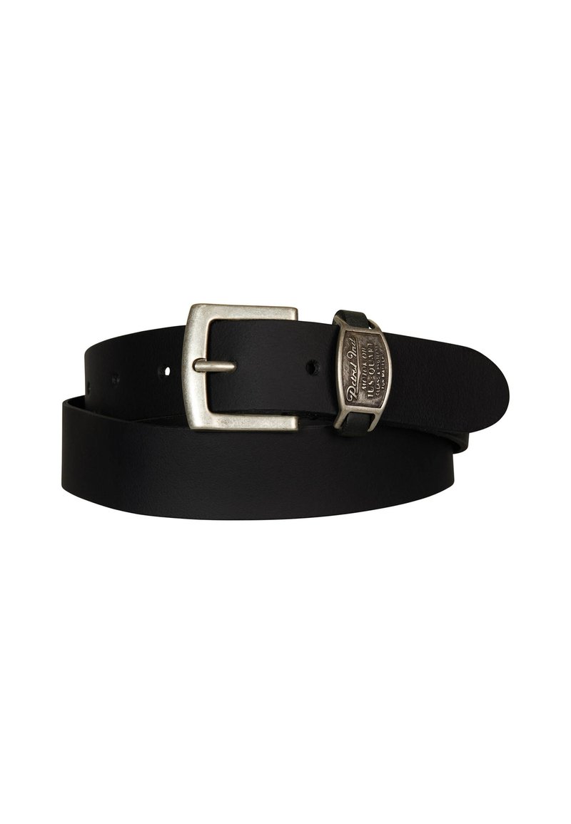 Zwarte leren riem met een zilveren metalen gesp en een accentlabel. Heeft een gladde textuur en meerdere verstelgaten.