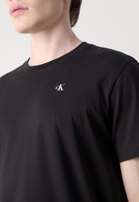 Calvin Klein Jeans REGULAR FIT TEE WITH BOLD BACK PRINT - T-shirt con stampa - black