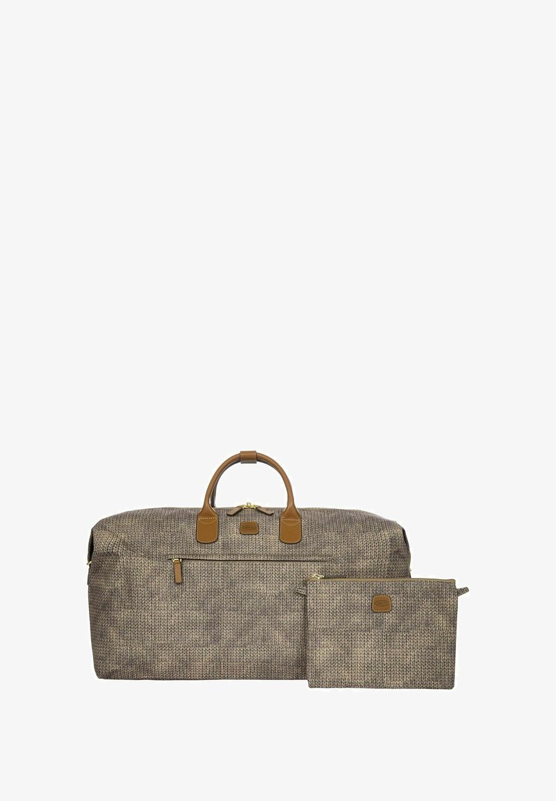 Sac de voyage en tissu tissé dans des nuances de marron avec des accents en cuir, équipé d'une poignée supérieure, d'une fermeture éclair et d'une petite pochette assortie.