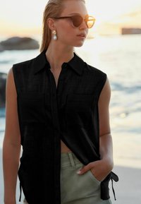 Next SLEEVELESS RUCHED SIDE - Skjortebluser - black