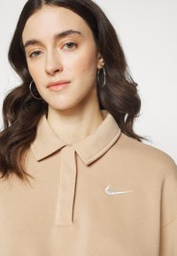 Nike Sportswear W NSW STYLE FLC CROP 3Q POLO - Camisola - beige