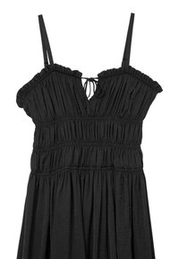 Robe noire à fines bretelles, avec un corsage smocké, un col volanté et une jupe fluide. Tissu doux et léger avec une texture froncée.