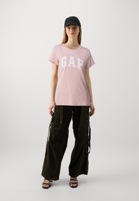 GAP - T-shirt z nadrukiem Miniatura obrazu 1