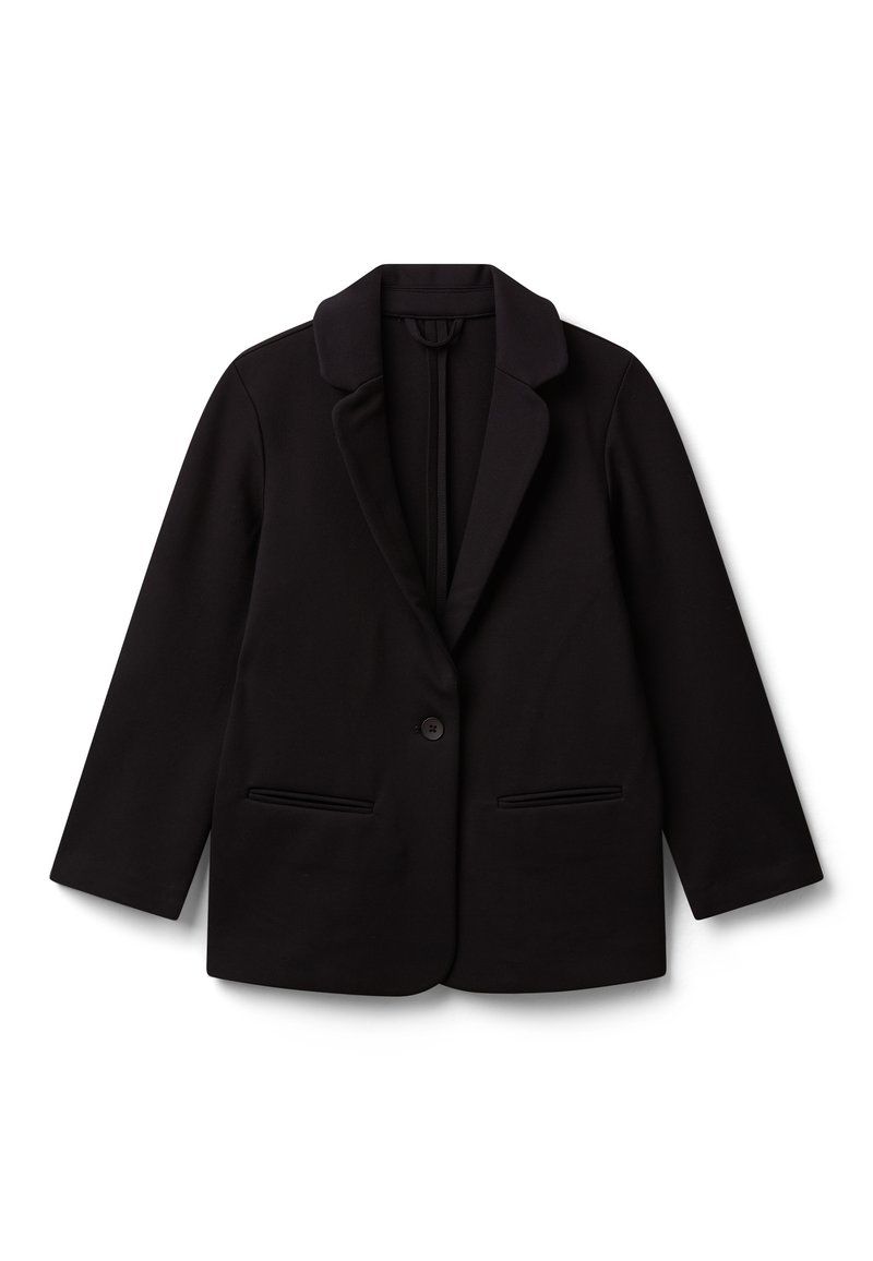 Černý jednobarevný blazer s klopami, dvěma předními kapsami na welt a dlouhými rukávy položený na bílém pozadí.