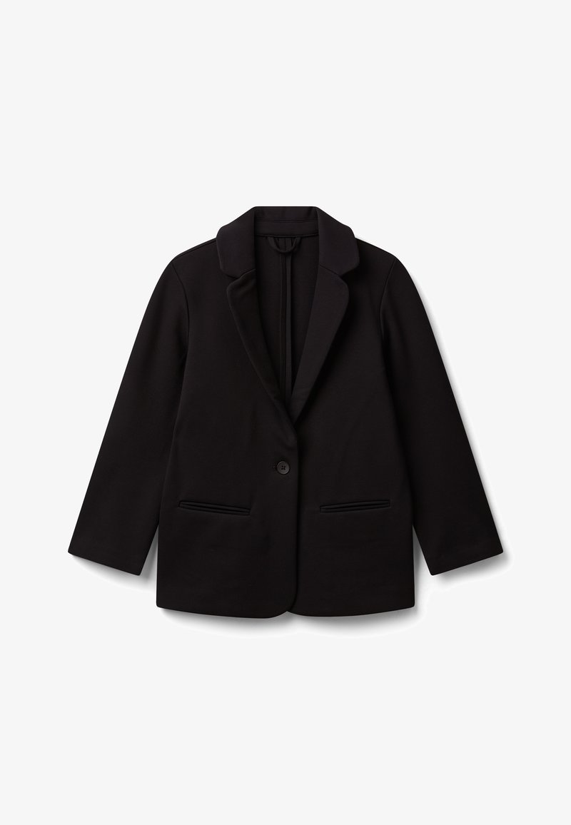 Černý jednobarevný blazer s klopami, dvěma předními kapsami na welt a dlouhými rukávy položený na bílém pozadí.