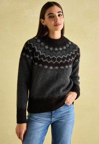 Gestrickter Pullover in Dunkelgrau und Schwarz mit einem gemusterten Schulterbereich, gerippten Bündchen und Saum. Hergestellt aus strukturiertem Stoff und zeigt geometrische Designs.
