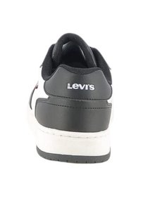 Scarpe Levi's con corpo bianco, puntale posteriore nero e texture in pelle liscia. Vista posteriore che mostra la posizione del logo e i dettagli delle cuciture.