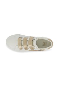 Sneaker bianco con tre strisce di velcro dorato metallico. Presenta una superficie liscia e una punta arrotondata; dettaglio del logo sottile sulla soletta.