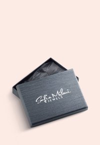 Graue, strukturierte Schmuckschatulle mit weißem "Sofia Milani JEWELS"-Logo, leicht geöffnet, das schwarzes Papier im Inneren zeigt. Rechteckige Form.