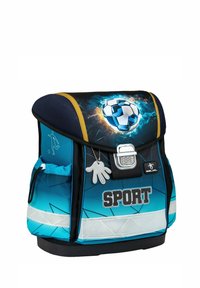 Blaue und schwarze Tasche mit einem Grafik eines Fußballs, Netzakzenten, reflektierenden Trägern und einem Gummianhänger in Form einer Hand.