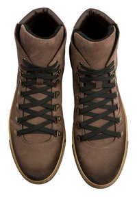 Brązowe wysokie buty wykonane z zamszu, z czarnymi sznurówkami, wyściełanym kołnierzem, gumową podeszwą i metalowymi oczkami. Gładkie wykończenie z lekkim połyskiem.