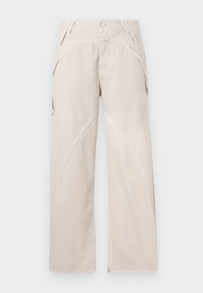 Μπεζ παντελόνια με ίσια γραμμή, κατασκευασμένα από καμβά μίξης βαμβακιού, με καμπυλωτές ραφές, κούμπωμα με κουμπί και πλάγιες τσέπες. Σχέδιο με επίπεδο μπροστινό μέρος.