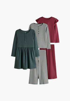 Drei Sets Kinder-Langarmkleidung, einschließlich eines grünen Kleides, gestreiften Pyjamas und einem burgunderroten Oberteil mit passenden Hosen.