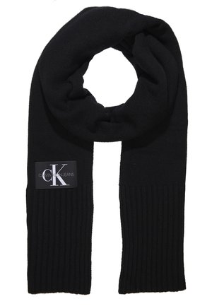 Schwarzer, gestrickter Schal, der zu einer Schlaufe gelegt ist, mit gerippten Enden und einem Calvin Klein Jeans Logo-Patch auf einer Seite.