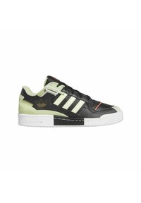 Svart och ljusgrön sportskor med tre svarta ränder, gummisula, texturerat läderövre och subtila varumärkesdetaljer.