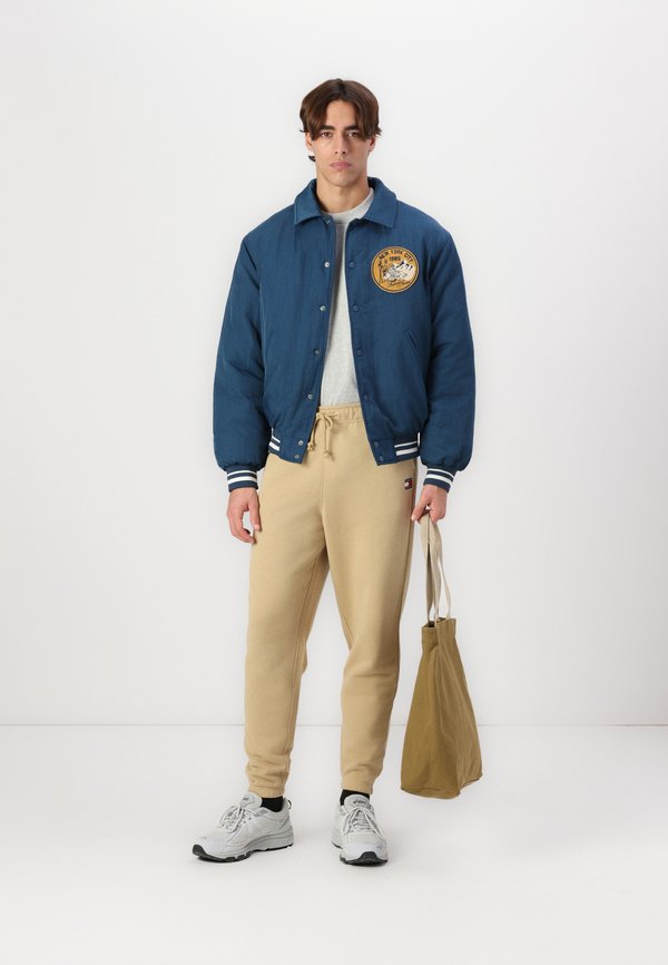 BADGE  - Tracksuit bottoms - relic tan4
