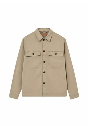 Chaqueta beige abotonada con mangas largas, dos bolsillos frontales con solapa y botones negros, y un cuello.