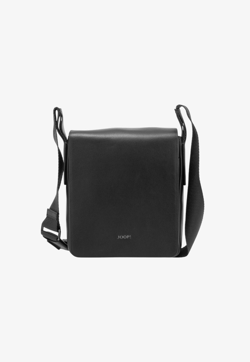 Sac bandoulière en cuir noir avec une texture lisse, forme carrée, sangle réglable et un logo discret en bas à l'avant.