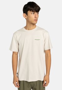 Beige Baumwoll-T-Shirt mit kurzen Ärmeln, Rundhalsausschnitt und einem grünen "Element"-Logo auf der linken Brustseite.