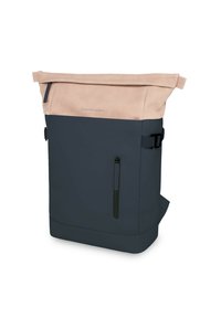 Plecak typu roll-top w kolorze granatowym i delikatnym różu, wykonany z trwałych materiałów. Posiada przednią kieszeń na zamek, regulowane szelki oraz elegancki design.