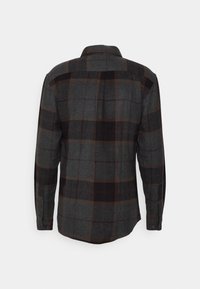 Hemd mit Knopfleiste, das ein kariertes Muster in Grau, Schwarz und Braun zeigt. Aus weichem Stoff gefertigt, mit langen Ärmeln und abgerundetem Saum.