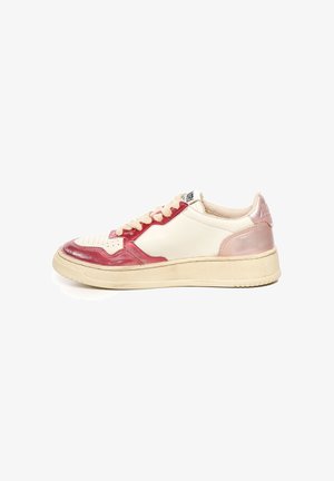 Zapatilla blanca y roja con un acabado brillante, puntera perforada, cordones crema y suela de goma de estilo vintage; presenta un acento rosa claro en el talón.