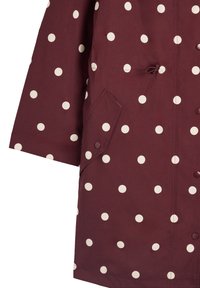 Bordowy płaszcz przeciwdeszczowy w białe kropki, z zapięciem na napy i bocznymi kieszeniami. Materiał wydaje się gładki i lekki.