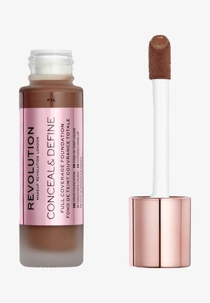 Fondotinta Conceal & Define di Makeup Revolution in una bottiglia di vetro con etichetta rosa. Presenta un applicatore bianco con un colore marrone.